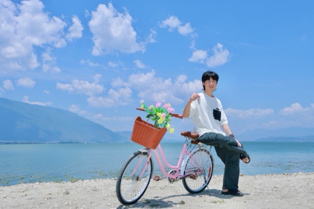弟弟侧身